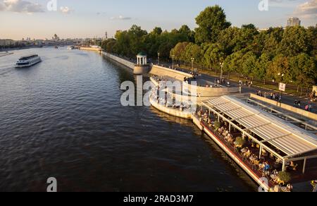 Russia, Mosca, 2 luglio, 2023 persone camminano lungo l'argine del fiume Mosca nel Parco Gorky in estate in un giorno libero Foto Stock