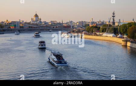 Russia, Mosca, 2 luglio, 2023 persone camminano lungo l'argine del fiume Mosca nel Parco Gorky in estate in un giorno libero Foto Stock
