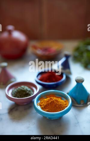 Spezie in tajine marocchine in miniatura Foto Stock