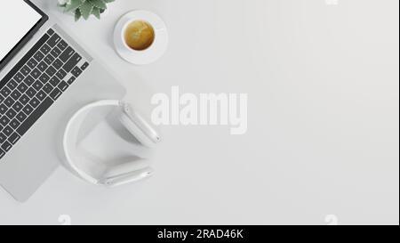 Vista dall'alto dell'area di lavoro con cuffie e computer portatile con spazio per la copia su un tavolo bianco. rendering 3d, illustrazione 3d. Foto Stock