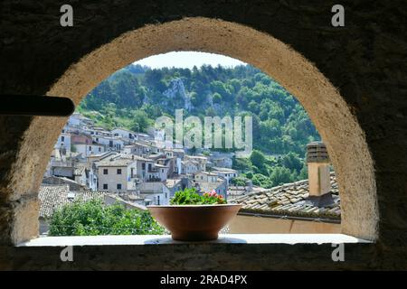 Vista delle case da un arco nei vicoli della Cervara di Roma, un centro storico del Lazio, Italia. Foto Stock