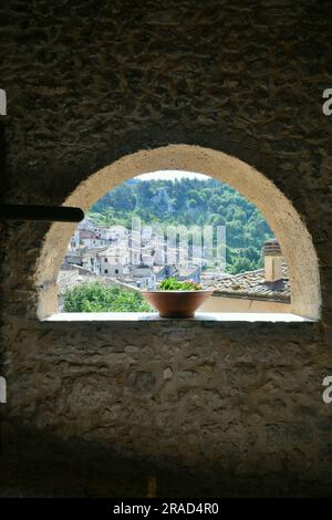 Vista delle case da un arco nei vicoli della Cervara di Roma, un centro storico del Lazio, Italia. Foto Stock