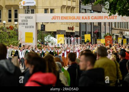 RIGA, LETTONIA. 2 luglio 2023. Sfilata dei partecipanti al festival. XXVII FESTIVAL NAZIONALE LETTONE DI CANTO E XVII DANZA Foto Stock