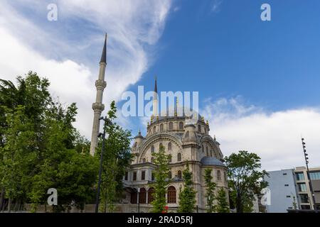 Istanbul, Turchia, 31 maggio 2023: Torre dell'orologio di Nusretiye, nota anche come Torre dell'orologio di Tophane, con la moschea imperiale ottomana di Nusretiye sullo sfondo, locat Foto Stock