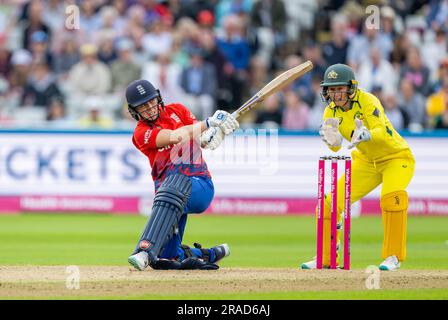 Il capitano inglese Heather Knight batté nella prima Vitality IT20 tra Inghilterra e Australia Foto Stock