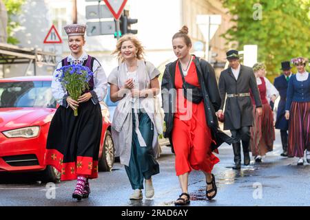 RIGA, LETTONIA. 2 luglio 2023. Sfilata dei partecipanti al festival. XXVII FESTIVAL NAZIONALE LETTONE DI CANTO E XVII DANZA Foto Stock