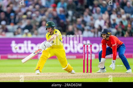 Beth Mooney in battuta per l'Australia guardata dal portiere Amy Jones nel primo Vitality IT20 tra Inghilterra e Australia Foto Stock