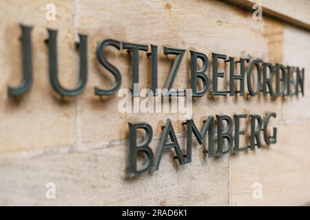 Bamberga, Germania. 3 luglio 2023. "Justizbehörden Bamberg" è scritto sulla facciata esterna del tribunale. Un'udienza di appello di una donna che fa causa al produttore di vaccini AstraZeneca per danni inizia presso il Tribunale regionale superiore di Bamberga (OLG). La donna aveva citato in giudizio la società per danni a seguito di gravi reclami di salute che attribuiva alla vaccinazione con il vaccino Covid-19 del produttore britannico-svedese. La causa è stata respinta perché il Consiglio non è riuscito a trovare né un difetto del prodotto né un errore informativo relativo al vaccino. Credito: Daniel Karmann/dpa/Alamy Live News Foto Stock