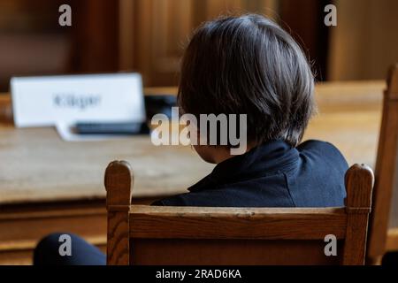 Bamberga, Germania. 3 luglio 2023. Una donna che fa causa al produttore di vaccini AstraZeneca per danni siede prima dell'inizio di un'udienza d'appello presso il Tribunale regionale superiore di Bamberg (OLG). La donna aveva citato in giudizio la società per danni a seguito di gravi reclami di salute che attribuiva alla vaccinazione con il vaccino Covid-19 del produttore britannico-svedese. La causa è stata respinta perché la camera non ha potuto trovare né un difetto di prodotto né un errore di informazione in relazione al vaccino. Credito: Daniel Karmann/dpa/Alamy Live News Foto Stock