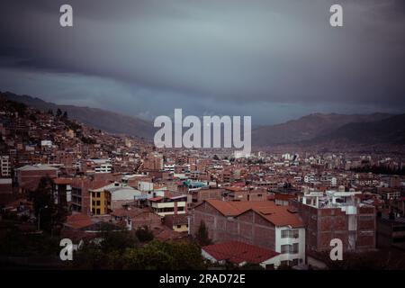 vista panoramica sulla città e sulle montagne al crepuscolo Foto Stock