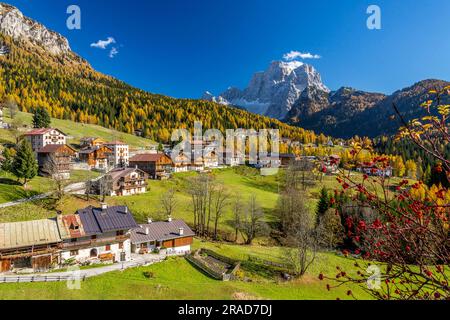 Selva di Cadore e Monte Pelmo in autunno, Dolomiti, Veneto, Italia Foto Stock