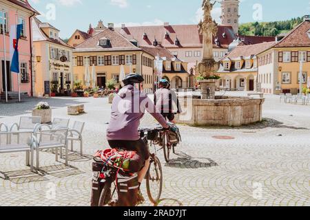 Due ciclisti in sella alle sue moto in una piazza in Baviera, Germania Foto Stock