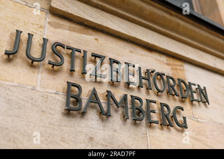 Bamberga, Germania. 3 luglio 2023. "Justizbehörden Bamberg" è scritto sulla facciata esterna del tribunale. Un'udienza di appello di una donna che fa causa al produttore di vaccini AstraZeneca per danni inizia presso il Tribunale regionale superiore di Bamberga (OLG). La donna aveva citato in giudizio la società per danni a seguito di gravi reclami di salute che attribuiva alla vaccinazione con il vaccino Covid-19 del produttore britannico-svedese. La causa è stata respinta perché il Consiglio non ha potuto trovare né un difetto di prodotto né un difetto informativo relativo al vaccino. Credito: Daniel Karmann/dpa/Alamy Live News Foto Stock