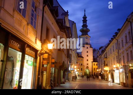 Torre di San Michele illuminata di notte, Bratislava, Slovacchia. Costruito Foto Stock