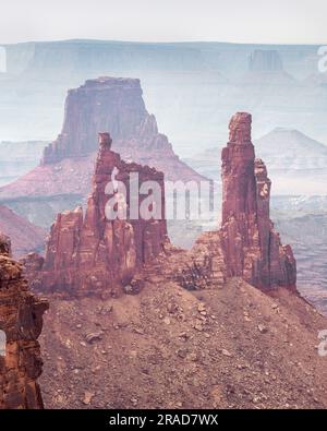 Vista della Washer Woman e della torre dell'aeroporto dal Mesa Arch Overlook Foto Stock