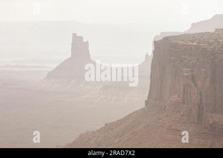 Vista nebulosa della torre del candeliere dalla Grand View Point Road Foto Stock