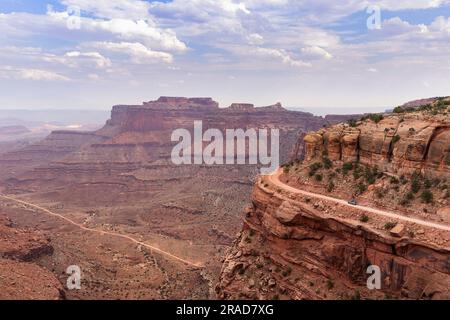 Una vista del canyon Shafer e della strada White Rim dal punto panoramico del canyon Shafer Foto Stock