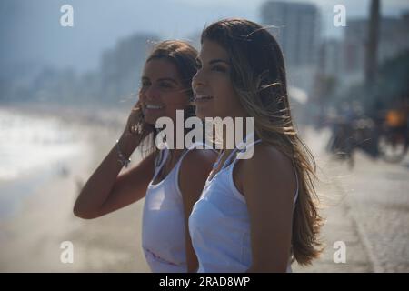 Ritratto di due bellissimi modelli brasiliani sorridenti sulla spiaggia di Rio Foto Stock