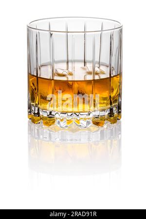 Whisky freddo in vetro trasparente con cubetti di ghiaccio isolati su fondo bianco con riflesso Foto Stock