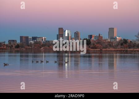 Lo skyline di Denver è visto dal lago Sloan al tramonto Foto Stock