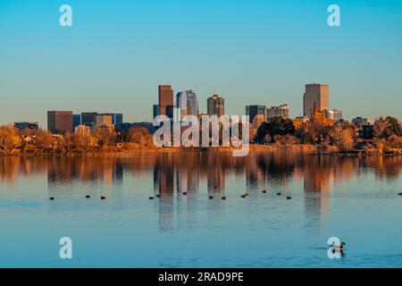 Lo skyline di Denver visto dal lago Sloan Foto Stock