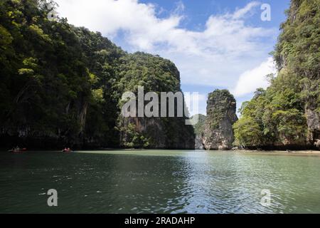 Bellissime Hongs (grotte marine) di Phang Nga in Thailandia Foto Stock