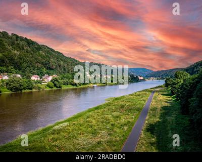 Vista sulle rive dell'Elba vicino a Bad Schandau in Sassonia Foto Stock