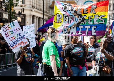 Londra, Regno Unito. 1 luglio 2023. Queer Refugees Unite partecipano alla sfilata Pride di Londra. Oltre un milione di persone hanno assistito alla 51° sfilata annuale del Pride, alla quale si stima che 30.000 persone abbiano partecipato da oltre 600 organizzazioni, tra cui molti gruppi di comunità LGBT+. Crediti: Mark Kerrison/Alamy Live News Foto Stock