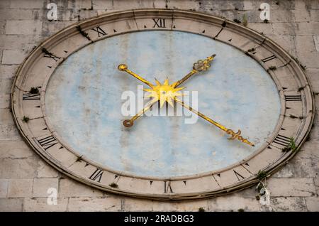 antico orologio su un muro nella piazza dei popoli a grad split, croazia. orologio storico nella città vecchia di grad split, croazia. Foto Stock