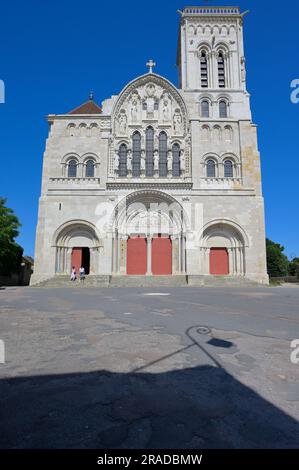 La maestosa Basilica di Sainte-Marie-Madeleine (Abbaye Sainte-Marie-Madeleine de Vézelay) in cima alla collina, Vezelay FR Foto Stock