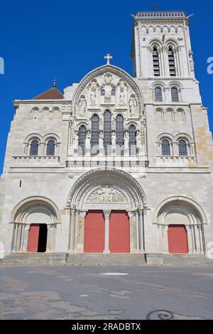 La maestosa Basilica di Sainte-Marie-Madeleine (Abbaye Sainte-Marie-Madeleine de Vézelay) in cima alla collina, Vezelay FR Foto Stock