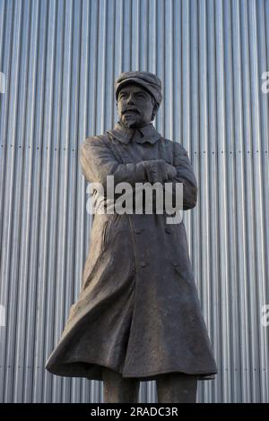 La statua di Samuel Cody Farnborough si trova fuori dal Farnborough Air Sciences Trust Museum. La statua commemorerà il pioniere dell'aviazione Samuel Franklin Cod Foto Stock