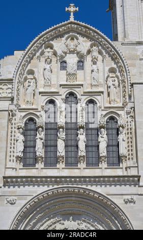 La maestosa Basilica di Sainte-Marie-Madeleine (Abbaye Sainte-Marie-Madeleine de Vézelay) in cima alla collina, Vezelay FR Foto Stock