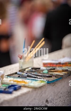 scatola o tavolozza di artisti acquerelli con pennelli e tubi di vernice, paintbox artisti, colori diversi in una scatola, scatola materiali artisti. Foto Stock