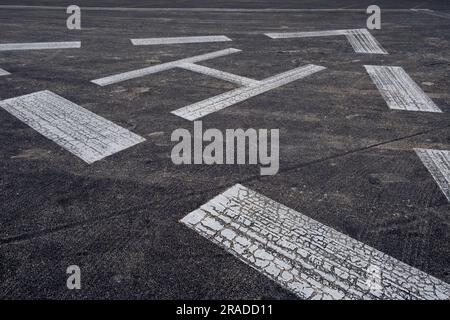 Una grande lettera "H" in un triangolo sull'asfalto nel porto di Maraetai appena ad est di Auckland, nell'Isola del Nord della nuova Zelanda. Foto: Rob Watkins Foto Stock