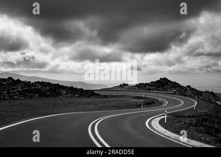 Le curve della strada tortuosa per il villaggio sciistico di Whakapapa sul vulcano Ruapehu nel Parco Nazionale di Tongariro, Isola del Nord, nuova Zelanda Foto Stock