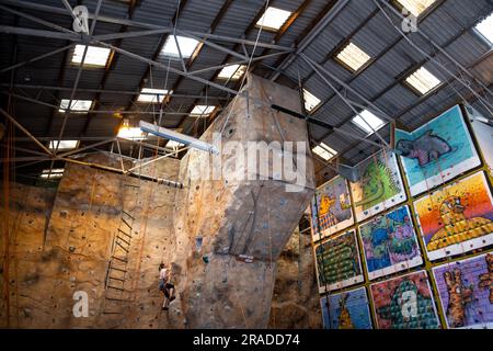 Le pareti di arrampicata della palestra Fergs Kayaks Rock Climbing nell'area del porto, Wellington, capitale, nuova Zelanda Foto Stock