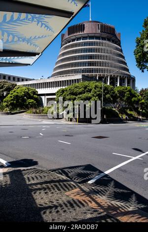 Il Parlamento, conosciuto come "l'alveare" sotto un cielo azzurro e cristallino in una tranquilla domenica pomeriggio nel centro di Wellington, nuova Zelanda Foto Stock