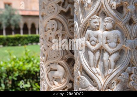 Rilievo con Adamo ed Eva su colonna, con giardino su sfondo sfocato, Chiostro di Monreale, Sicilia Foto Stock