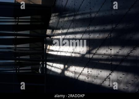 Il sole basso proietta splendide ombre attraverso i dettagli architettonici al Wellington Regional Stadium di Wellington, nuova Zelanda, il 21 dicembre 2019 Foto Stock