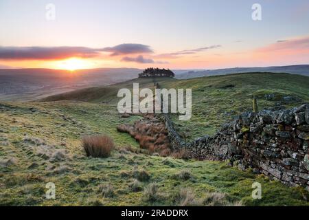 Kirkcarrion, Teesdale, County Durham, Regno Unito. 14 aprile 2023. Meteo Regno Unito. C'era una spettacolare alba fredda e gelata sull'antica Tumulus di Kir Foto Stock