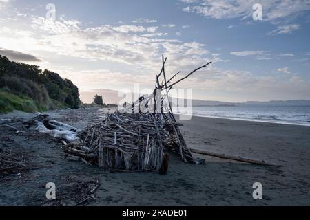 Un TEEPEE DRIFTWOOD sulla spiaggia di Pōhara nella regione costiera di Takaka della Golden Bay vicino al parco nazionale di Abel Tasman sull'Isola del Sud, nuova Zelanda. Foto Stock