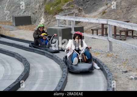 I turisti apprezzano lo Skyline Luge sul Bob's Peak sopra Queenstown, nell'Isola Sud della nuova Zelanda. Foto: Rob Watkins Foto Stock