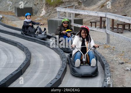 I turisti apprezzano lo Skyline Luge sul Bob's Peak sopra Queenstown, nell'Isola Sud della nuova Zelanda. Foto: Rob Watkins Foto Stock