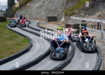 I turisti apprezzano lo Skyline Luge sul Bob's Peak sopra Queenstown, nell'Isola Sud della nuova Zelanda. Foto: Rob Watkins Foto Stock