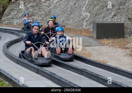 I turisti apprezzano lo Skyline Luge sul Bob's Peak sopra Queenstown, nell'Isola Sud della nuova Zelanda. Foto: Rob Watkins Foto Stock