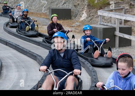 I turisti apprezzano lo Skyline Luge sul Bob's Peak sopra Queenstown, nell'Isola Sud della nuova Zelanda. Foto: Rob Watkins Foto Stock