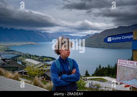 Un ragazzo sta guardando lo Skyline Luge sul Bob's Peak sopra Queenstown, nell'Isola del Sud della nuova Zelanda. Foto: Rob Watkins Foto Stock