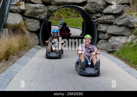 I turisti apprezzano lo Skyline Luge sul Bob's Peak sopra Queenstown, nell'Isola Sud della nuova Zelanda. Foto: Rob Watkins Foto Stock