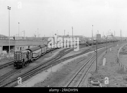 Uno shunter diesel classe 08 numero 08417 che chiude un rastrello di carri Cartic-4 Silcock Express a Ripple Lane il 20 maggio 1991. Foto Stock